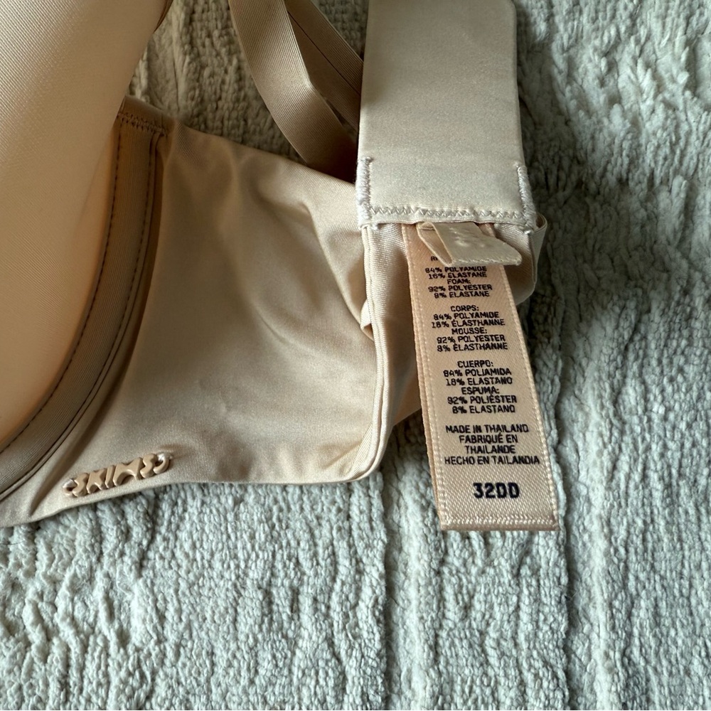 SKIMS Cream Bras - Picture 2 of 3